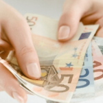 mujer con dinero en las manos