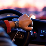 Hombre manejando su auto