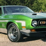 Auto clásico color verde
