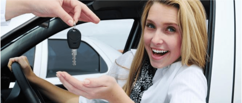 Una mujer comprar un automóvil