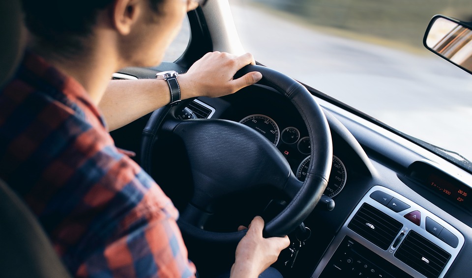 Tips para manejar seguro en coche