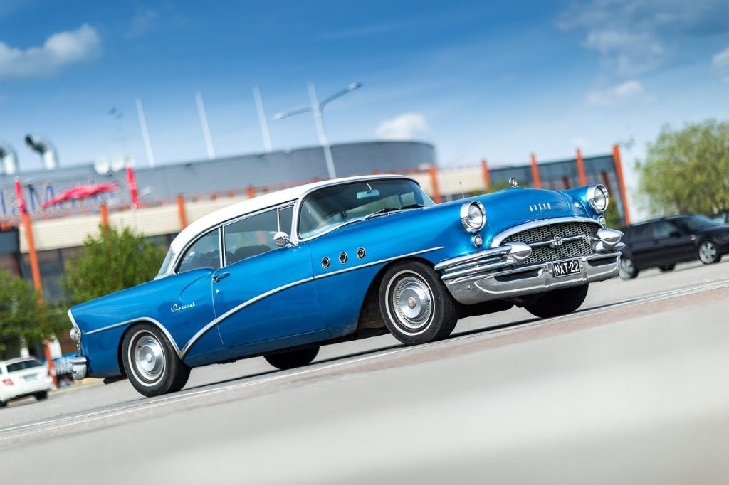 auto clásico color azul y blanco