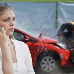 Mujer hablando por teléfono