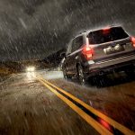 camioneta andando en la lluvia