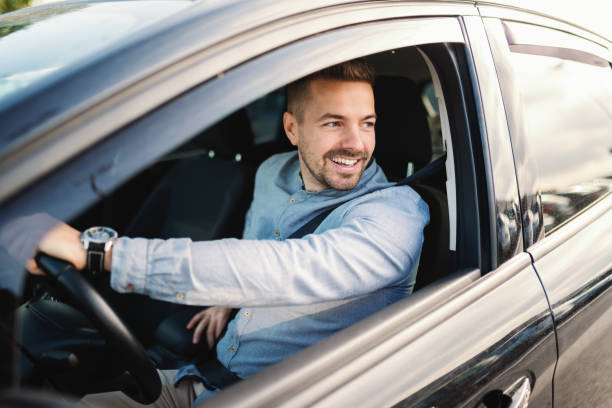 Hombre feliz manejando su auto