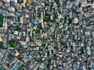 Fotografía aérea del trazado urbano denso que muestra la complejidad de la infraestructura y el crecimiento desordenado en áreas propensas a la gentrificación.