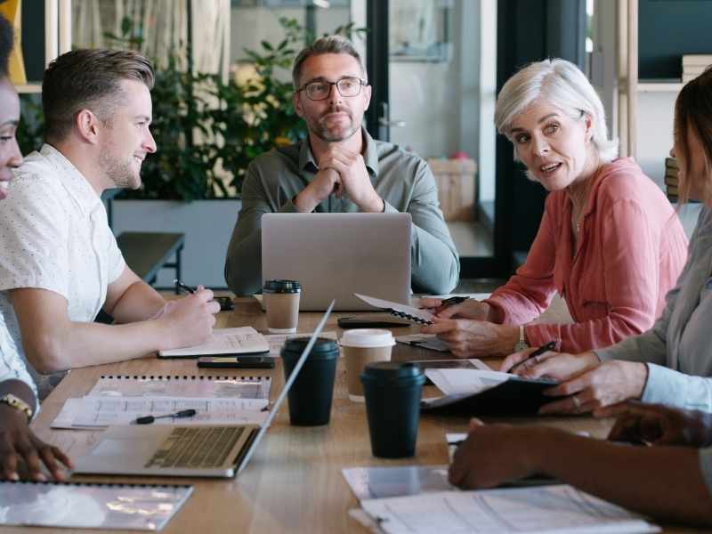 Liderazgo empresarial revisando indicadores de desarrollo sostenible