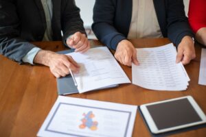 Empresario revisando costos y documentos para preparar una propuesta comercial